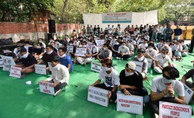 NEW DELHI INDIA 14 Mayıs 2023 Meitei halkı, 14 Mayıs 2023 tarihinde Manipur 'da Jantar Mantar' da NRC 'nin uygulanmasını talep eden bir protesto sahnesi düzenledi. Fotoğraf: Sonu Mehta Hindustan Times