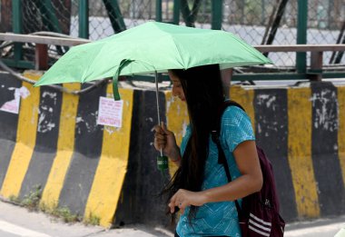 NOIDA INDIA 14 Mayıs 2023 sıcak yaz gününde şemsiye altında Noida Hindistan 'da Noida 38 Mayıs 2023 Fotoğraf Sunil Ghosh Hindustan Times
