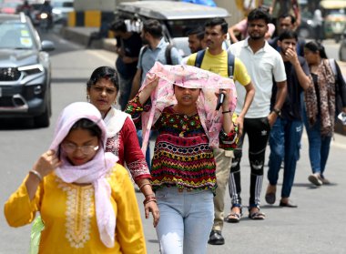 NOIDA INDIA 14 Mayıs 2023 Kendilerini korumak için başları örtülü görülen sıcak yaz gününden 14 Mayıs 2023 Noida Hindistan Fotoğraf Sunil Ghosh Hindustan Times