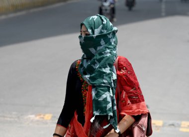 NOIDA INDIA 14 Mayıs 2023 Kendilerini korumak için başları örtülü görülen sıcak yaz gününden 14 Mayıs 2023 Noida Hindistan Fotoğraf Sunil Ghosh Hindustan Times