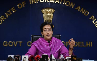 NEW DELHI INDIA MAYIS 15 Mayıs 2023 Delhi Eğitim Bakanı Atishi, Delhi Hükümet Delhi Medya Merkezi Sekreterliği Okulu 'nun ilk 10 ve 12 sonuçlarının tartışıldığı basın toplantısında bir konuşma yaptı.