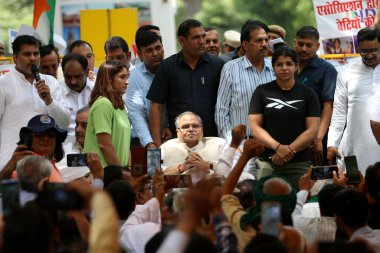 NEW DELHI INDIA 15 Mayıs 2023 Eski Vali Satyapal Malik ve Hintli güreşçiler Sakshi Malik Vinesh Phogat 15 Mayıs 2023 tarihinde Jantar Mantar 'da WFI şefi Brij Bhushan Singh' e karşı devam eden protesto sırasında Salman A