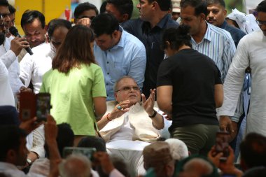 NEW DELHI INDIA 15 Mayıs 2023 Eski Vali Satyapal Malik ve Hintli güreşçiler Sakshi Malik Vinesh Phogat 15 Mayıs 2023 tarihinde Jantar Mantar 'da WFI şefi Brij Bhushan Singh' e karşı devam eden protesto sırasında Salman A