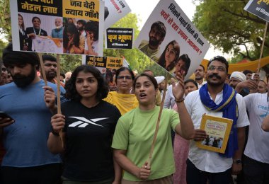 NEW DELHI INDIA 15 Mayıs 2023 Protesto güreşçileri Vinesh Phogat Shakshi Malik ve Bhim Ordusu Başkanı Chander Ravan, 15 Mayıs 2023 tarihinde Jantar Mantar 'dan Palika Bazar' a bir dayanışma yürüyüşü gerçekleştirdi.