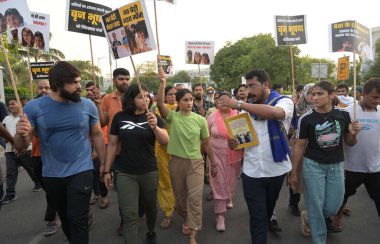 NEW DELHI INDIA 15 Mayıs 2023 Protesto güreşçileri Vinesh Phogat Shakshi Malik ve Bhim Ordusu Başkanı Chander Ravan, 15 Mayıs 2023 tarihinde Jantar Mantar 'dan Palika Bazar' a bir dayanışma yürüyüşü gerçekleştirdi.