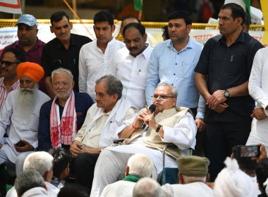 NEW DELHI INDIA 15 Mayıs 2023 Protesto Güreşçileri, 15 Mayıs 2023 'te Vipin Kumar Hindustan Times tarafından Yeni Delhi' de çekilen fotoğrafta, Jammu ve Kashmir eski valisi Birender Singh 'den destek aldı.