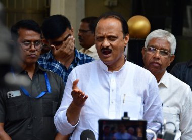 MUMBAI INDIA 15 Mayıs 2023 Milliyetçi Kongre Partisi NCP lideri Ajit Pawar 15 Mayıs 2023 'te Mumbai' de Vidhan Bhavan Nariman Noktası 'nda medyaya hitaben yaptığı konuşmada Maha Vikas Aghadi liderleri iki üyesi olabilecek bir panel oluşturmayı düşünüyorlar. 