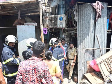 MUMBAI INDIA 15 Mayıs 2023 'te, 2' si reşit olmayan altı kişi, 15 Mayıs 2023 'te Hindistan' da, Koliwada Khar West 'teki bir iskan binasının odalarından birinde meydana gelen gaz sızıntısı sonucu ciddi yanmalara maruz kaldı. 