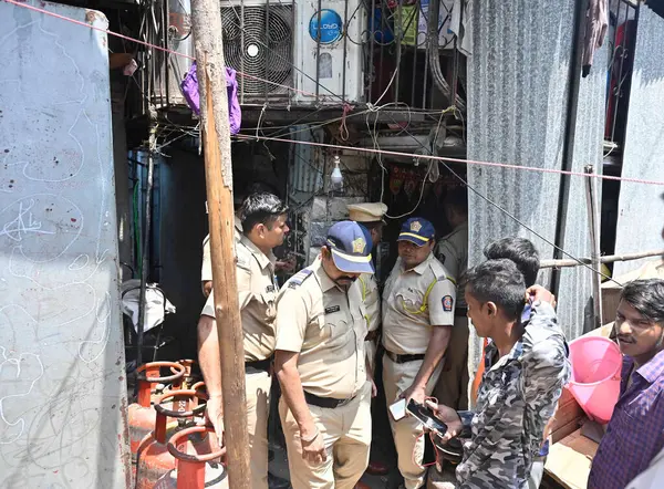 MUMBAI INDIA 15 Mayıs 2023 'te, 2' si reşit olmayan altı kişi, 15 Mayıs 2023 'te Hindistan' da, Koliwada Khar West 'teki bir iskan binasının odalarından birinde meydana gelen gaz sızıntısı sonucu ciddi yanmalara maruz kaldı. 
