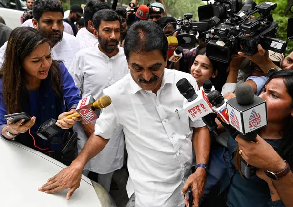 NEW DELHI INDIA MAYIS 16 Mayıs 2023 Kongre üyesi Rajya Sabha KC Venugopal kongre başkanı Mallikarjun Kharge 'ın konutuna 16 Mayıs 2023 tarihinde Rajaji Marg' da geldi.