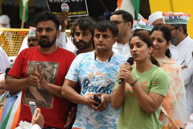 NEW DELHI INDIA 16 Mayıs 2023 Wrestler Vinesh Phogat güreşçiler protesto sırasında bir destekçilere hitap WFI çiftçi şefi Brij Bhushan Sharan Singh Jantar Mantar 'da 16 Mayıs 2023 tarihinde Yeni Delhi Hindistan Fotoğraf Sonu Meh