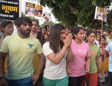 YENİ DELHI INDIA 16 Mayıs 2023 Protesto güreşçileri Sangeeta Phogat Sakshi Malik Vinesh Phogat ve Bajrang Punia Jantar Mantar 'dan Hanuman Mandir' e yapılan protesto yürüyüşü sırasında 16 Mayıs 2023 'te Yeni Delhi Hindistan' da Vipin Kumar Hindustan Times