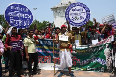 KOLKATA INDIA MAYIS 17 2023 Batı Bengal D Grubu adayları, okullardaki D Grubunda usulsüzlük iddialarını protesto eden ve M 'deki tüm uygun adaylar için iş talebinde bulunan Kerosene Lantern ile bir mitinge katıldı.