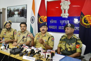 AMRITSAR INDIA MAYIS 17 2023 Arpit Shukla 2 R ADGP Hukuk ve Punjab Polis Teşkilatı Atul Fulzele R IPS IPS Sınır Güvenlik Kuvveti BSF Punjab Sınır Gücü BSF Narinder Bhargav 2 L DIG Sınır Aralığı ve diğerleri ile birlikte Sınır Güvenliği Aralığı 'nda basın toplantısı düzenliyor. 
