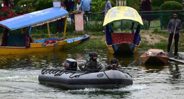 SRINAGAR INDIA 17 Mayıs 2023 Deniz Komandoları MARCOS devriyesi 17 Mayıs 2023 tarihinde Srinagar Hindistan 'da yapılacak G20 toplantısı öncesinde Waseem Andrabi Hindustan Times