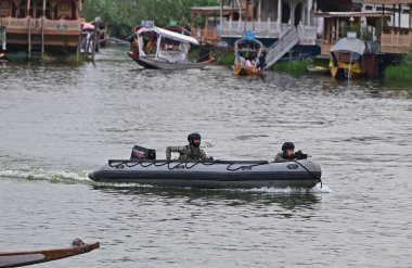 SRINAGAR INDIA 17 Mayıs 2023 Deniz Komandoları MARCOS devriyesi 17 Mayıs 2023 tarihinde Srinagar Hindistan 'da yapılacak G20 toplantısı öncesinde Waseem Andrabi Hindustan Times