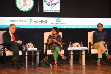 NEW DELHI INDIA 18 Mayıs 2023 Ugo Astuto AB 'nin Hindistan delegasyonu Büyükelçisi Sunita Narain Bilim ve Çevre Merkezi Genel Müdürü Dr Arunabha Ghosh, Hindistan TimesG20 Çağı sırasındaki bir panel tartışmasında