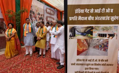 NEW DELHI INDIA 18 Mayıs 2023 BJP Genel Sekreteri BL Santhosh BJP Ulusal Sekreteri Alka gurjar BJP Ulusal Başkan Yardımcısı Baijayant Jay Panda ve Cumhurbaşkanı Virendra Sachdeva 'nın Delhi Muhalefet Lideri Ramvir Singh Bidhuri E