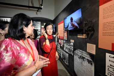 NEW DELHI INDIA 18 Mayıs 2023 Delhi Eğitim ve Turizm Bakanı Atishi Singh, Ambedkar Üniversitesi Kaşmir Kapısı Kampüsü 'ndeki Dara Shikoh Kütüphanesi' ndeki Bölünme Müzesi ve Kültür Merkezi 'nin açılışını 18 Mayıs 2023' te Sanj tarafından Yeni Delhi Hindistan