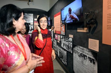 NEW DELHI INDIA 18 Mayıs 2023 Delhi Eğitim ve Turizm Bakanı Atishi Singh, Ambedkar Üniversitesi Kaşmir Kapısı Kampüsü 'ndeki Dara Shikoh Kütüphanesi' ndeki Bölünme Müzesi ve Kültür Merkezi 'nin açılışını 18 Mayıs 2023' te Sanj tarafından Yeni Delhi Hindistan