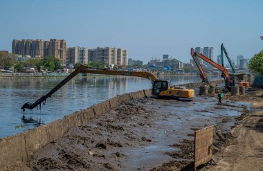MUMBAI INDIA 18 Mayıs 2023 Maharashtra Genel Sekreteri Eknath Shinde ile birlikte Brihanmumbai Belediyesi Komiseri ve Yönetici Iqbal Singh Chahal, 18 Mayıs 2023 tarihinde Hindistan 'da BKC' de Mithi Nehri 'nin desilulasyon çalışmalarını denetliyor.