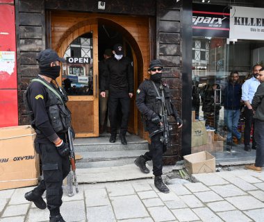 SRINAGAR INDIA MAYIS 18 2023 Ulusal Güvenlik Muhafız NSG Komandoları 18 Mayıs 2023 'te Srinagar Hindistan' da G20 ülkelerinden delegelerin Srinagar fro 'da yaptıkları G20 İş Grubu toplantısı öncesinde takviye ediliyor