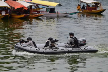 SRINAGAR INDIA MAY 18 2023 Indian Navy s Marine Commandos patrol on the waters of Dal Lake on May 18 2023 in Srinagar India Security is being beefed up ahead of the G20 Tourism Working Group meeting of delegates from G20 nations is being held in Srin clipart