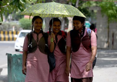 NOIDA INDIA 15 Mayıs 2023 sıcak yaz gününde şemsiye altında 21 Mayıs 2023 Noida Hindistan Fotoğrafı: Sunil Ghosh Hindustan Times