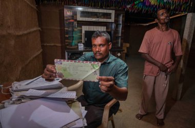 MUMBAI INDIA 16 Mayıs 2023 Pachalkar yeğeni Naresh Bhekare Talasari bölgesindeki tüm balıkçıları serbest bırakmak için savaştı balıkçılar üç buçuk yıl sonra Pakistan 'da Palghar' da Aamgaon 'da Mumbai Ahmedabad Karayolu 16 Mayıs 2023