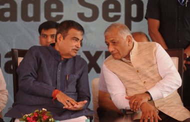 GURUGRAM INDIA MAYIS 18 2023 Nitin Gadkari Union karayolu ve karayolları bakanı ve VK Singh Union Sivil Havacılık ve Karayolları Bakanı Dwarka Otoyolu 'nun Ulusal Otoyol 48 yonca teftişi sırasında