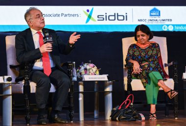 NEW DELHI INDIA 18 Mayıs 2023 Ugo Astuto AB 'nin Hindistan Büyükelçisi Sunita Narain Bilim ve Çevre Merkezi Genel Müdürü Ambedkar Uluslararası Gündeminde düzenlenen bir panel tartışmasında görüldü 