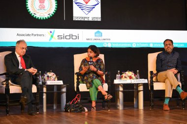 NEW DELHI INDIA 18 Mayıs 2023 Ugo Astuto AB 'nin Hindistan delegasyonu Büyükelçisi Sunita Narain Bilim ve Çevre Merkezi Genel Müdürü Dr Arunabha Ghosh, Hindistan TimesG20 Çağı sırasındaki bir panel tartışmasında