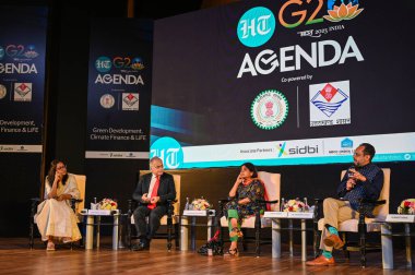 NEW DELHI INDIA 18 Mayıs 2023 Ugo Astuto AB 'nin Hindistan delegasyonu Büyükelçisi Sunita Narain Bilim ve Çevre Merkezi Genel Müdürü Dr Arunabha Ghosh, Hindistan TimesG20 Çağı sırasındaki bir panel tartışmasında
