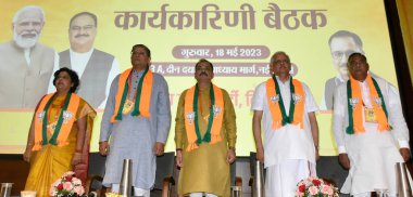 NEW DELHI INDIA 18 Mayıs 2023 BJP Ulusal Sekreteri Alka gurjar BJP Ulusal Başkan Yardımcısı Jay Panda ve Başkan Virendra Sachdeva BJP Genel Sekreteri BL Santhosh Delhi Ramvir Singh Bidhuri