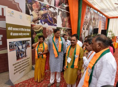 NEW DELHI INDIA 18 Mayıs 2023 BJP Ulusal Başkan Yardımcısı Jay Panda ve BJP Ulusal Sekreteri Alka gurjar Başkanı Virendra Sachdeva Delhi Muhalefet Başkanı Ramvir Singh Bidhuri, Delhi BJP İdari İdari Eş Başkanı Eş Genel Başkanı