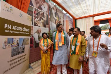 NEW DELHI INDIA 18 Mayıs 2023 BJP Ulusal Başkan Yardımcısı Jay Panda ve BJP Ulusal Sekreteri Alka gurjar Başkanı Virendra Sachdeva, Mayıs ayında BJP Genel Merkezi DDU Marg 'da düzenlenen Delhi BJP İcra Komitesi toplantısında sergileniyor