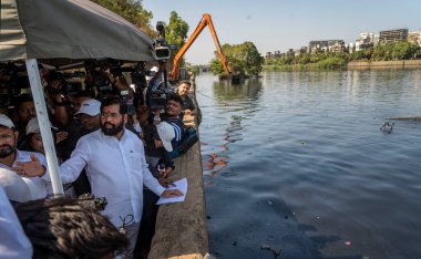 MUMBAI INDIA 18 Mayıs 2023 Maharashtra Genel Sekreteri Eknath Shinde ile birlikte Brihanmumbai Belediyesi Komiseri ve Yönetici Iqbal Singh Chahal, 18 Mayıs 2023 tarihinde Hindistan 'da BKC' de Mithi Nehri 'nin desilulasyon çalışmalarını denetliyor.