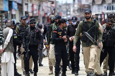 SRINAGAR INDIA MAYIS 18 2023 Ulusal Güvenlik Muhafız NSG Komandoları ve polis 18 Mayıs 2023 'te Srinagar Hindistan' da S-20 ülkelerinden delegelerin G20 İş Grubu toplantısı öncesinde takviye ediliyor.