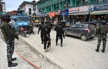 SRINAGAR INDIA Mayıs 18 2023 Ulusal Güvenlik Muhafız NSG Komandoları ve paramiliter kuvvetleri 18 Mayıs 2023 tarihinde Srinagar Hindistan 'da G20 ülkelerinden delegelerin G20 çalışma grubu toplantısı öncesinde takviye ediliyor.