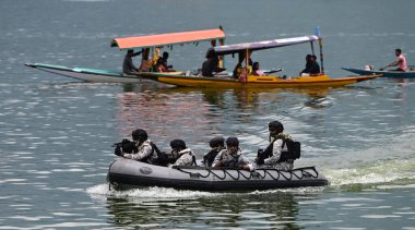 SRINAGAR INDIA 18 Mayıs 2023 Hint Donanması Deniz Komandoları 18 Mayıs 2023 'te Srinagar Hindistan' da Dal Gölü sularında devriye geziyor G20 ülkelerinden delegelerin Srin 'deki G20 İş Grubu toplantısı öncesinde güvenlik artırılıyor