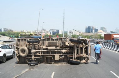 GURUGRAM INDIA 19 Mayıs 2023 Ulusal Otoyol 48 Rajiv Chowk üstgeçidinde patlayan bir kamyon 19 Mayıs 2023 'te Gurugram Hindistan' da meydana gelen kazada trafik sıkışıklığı sürücüsü ve kondüktörünün yaralanmasına neden oldu.