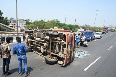 GURUGRAM INDIA 19 Mayıs 2023 Ulusal Otoyol 48 Rajiv Chowk üstgeçidinde patlayan bir kamyon 19 Mayıs 2023 'te Gurugram Hindistan' da meydana gelen kazada trafik sıkışıklığı sürücüsü ve kondüktörünün yaralanmasına neden oldu.