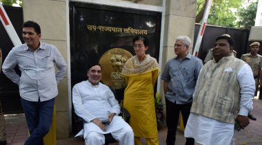 NEW DELHI INDIA 13 Mayıs 2023 Delhi Bakanları Gopal Rai Atishi Marlena Kailash Gahlot Imran Hussain ve Saurabh Bhardwaj, L G VK Saxena 'nın ikamet yeri önünde oturarak Yüksek Mahkeme kararlarına uymasını talep ettiler. 