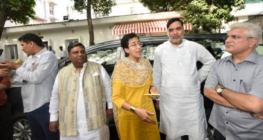 NEW DELHI INDIA 13 Mayıs 2023 Delhi Bakanları Gopal Rai Atishi Marlena Kailash Gahlot Imran Hussain ve Saurabh Bhardwaj, L G VK Saxena 'nın ikamet yeri önünde oturarak Yüksek Mahkeme kararlarına uymasını talep ettiler. 
