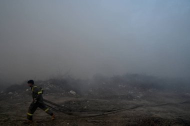 NEW DELHI INDIA 19 Mayıs 2023 Perşembe akşamı Sektör 30 'daki boş bir arsada çıkan yangın, yakındaki bölge sakinlerini 19 Mayıs' ta gözlerinde yanma hissi uyandırarak Cuma sabahına kadar yanmaya devam etti.