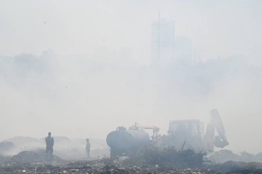 NEW DELHI INDIA 19 Mayıs 2023 Perşembe akşamı Sektör 30 'daki boş bir arsada çıkan yangın, yakındaki bölge sakinlerini 19 Mayıs' ta gözlerinde yanma hissi uyandırarak Cuma sabahına kadar yanmaya devam etti.