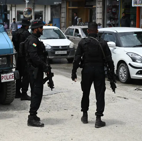 SRINAGAR INDIA MAYIS 18 2023 Ulusal Güvenlik Muhafız NSG Komandoları 18 Mayıs 2023 'te Srinagar Hindistan' da G20 ülkelerinden delegelerin Srinagar fro 'da yaptıkları G20 İş Grubu toplantısı öncesinde takviye ediliyor