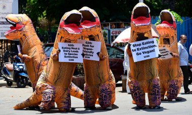 MUMBAI INDIA 19 Mayıs 2023 PETA gönüllüler Dinazor gibi giyinmiş G20 çalışma grubu Çember 19 Mayıs 2023 Mumbai Hindistan Fotoğrafı Anshuman Poyrekar Hindustan Times