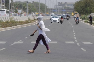 GURUGRAM INDIA 20 Mayıs 2023 sıcak bir yaz gününde Subhash Chandra Bose Parkı yakınlarındaki 14. bölgede 20 Mayıs 2023 'te Hindistan Gurugram Fotoğrafı: Parveen Kumar Hindustan Times