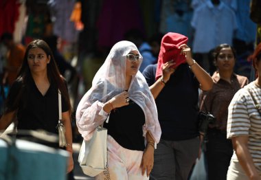 NEW DELHI INDIA 20 MAYIS 2023 Sıcak bir yaz gününde Janpath pazarında 20 Mayıs 2023 'te Yeni Delhi Hindistan Fotoğrafı: Raj K Raj Hindustan Times